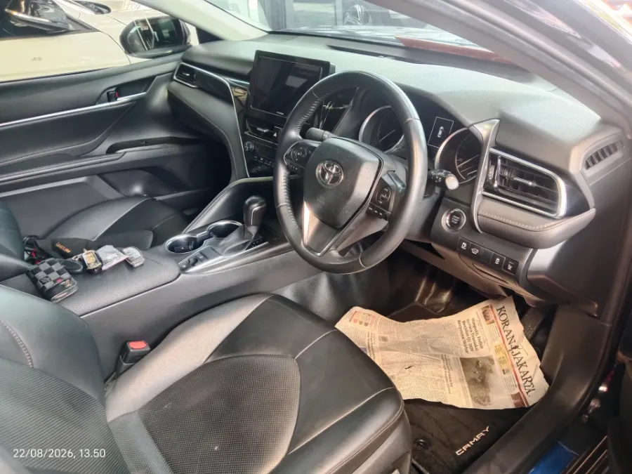 Foto Mobil Bekas Kabin Depan Toyota Camry 2.5 V tahun 2022