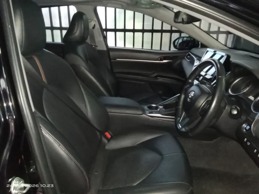 Foto Mobil Bekas Kabin Depan Toyota Camry 2.5 V tahun 2022