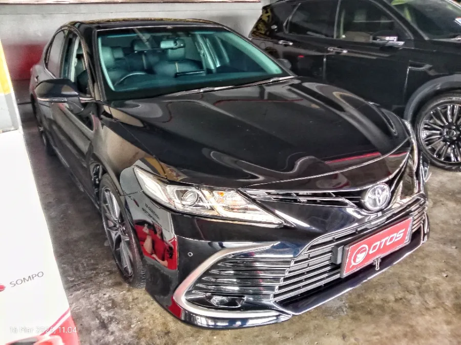 Foto Mobil Bekas Kanan Depan Toyota Camry 2.5 V tahun 2022