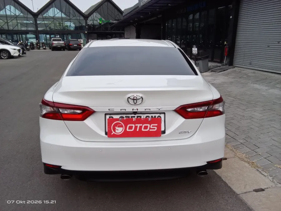 Foto Mobil Bekas Tampak Belakang Toyota Camry 2.5 V tahun 2022