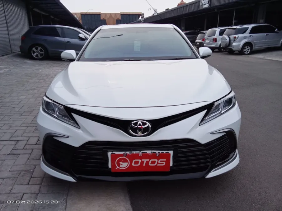 Foto Mobil Bekas Tampak Depan Toyota Camry 2.5 V tahun 2022