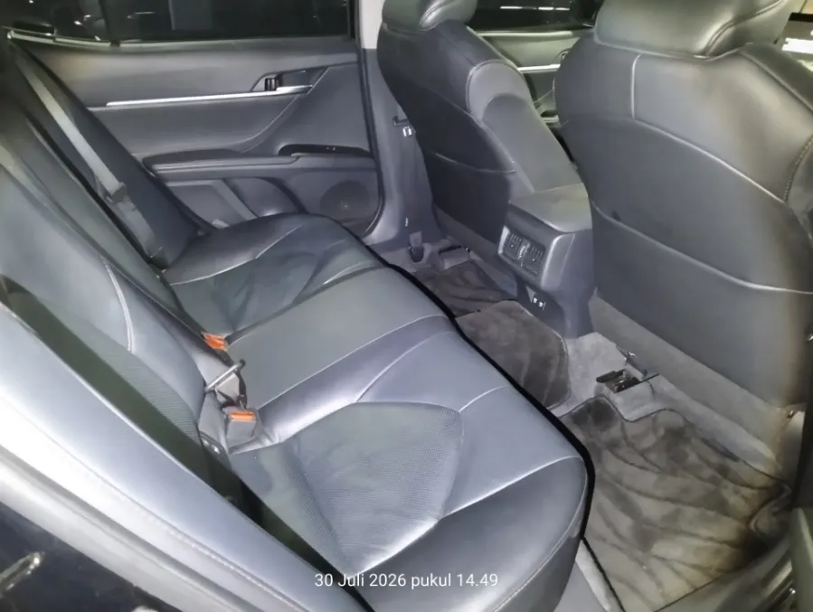 Foto Mobil Bekas Kabin Belakang Toyota Camry 2.5 V tahun 2023