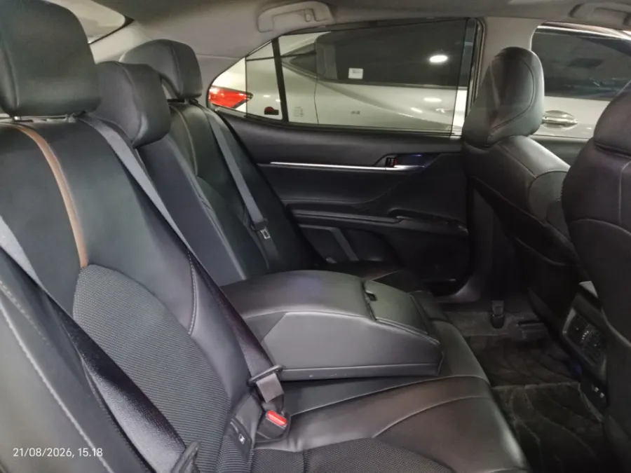 Foto Mobil Bekas Kabin Belakang Toyota Camry 2.5 V tahun 2023