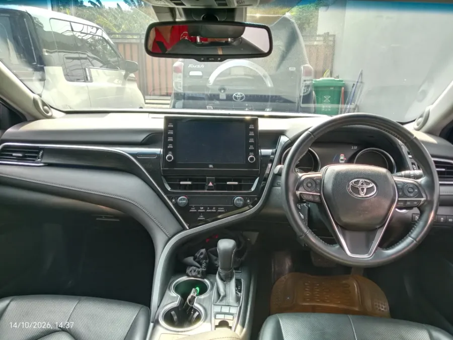 Foto Mobil Bekas Dashboard Toyota Camry Hybrid 2.5 tahun 2021