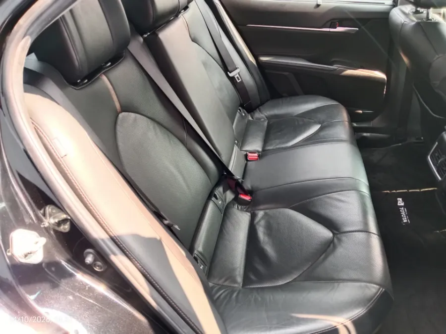 Foto Mobil Bekas Kabin Belakang Toyota Camry Hybrid 2.5 tahun 2021
