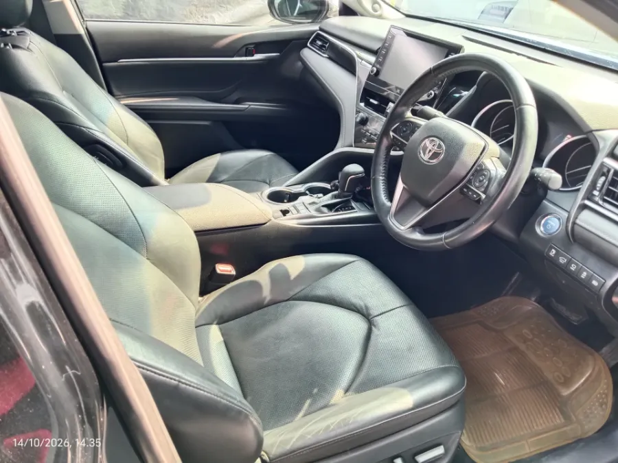Foto Mobil Bekas Kabin Depan Toyota Camry Hybrid 2.5 tahun 2021