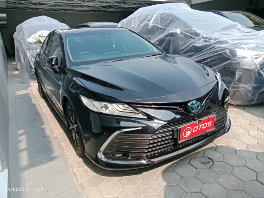 Foto Mobil Bekas Kanan Depan Toyota Camry Hybrid 2.5 tahun 2021