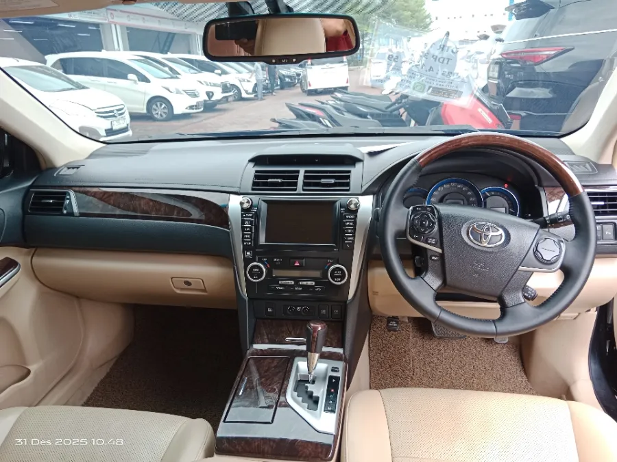 Foto Mobil Bekas Dashboard Toyota Camry Hybrid 2.5 HV tahun 2014