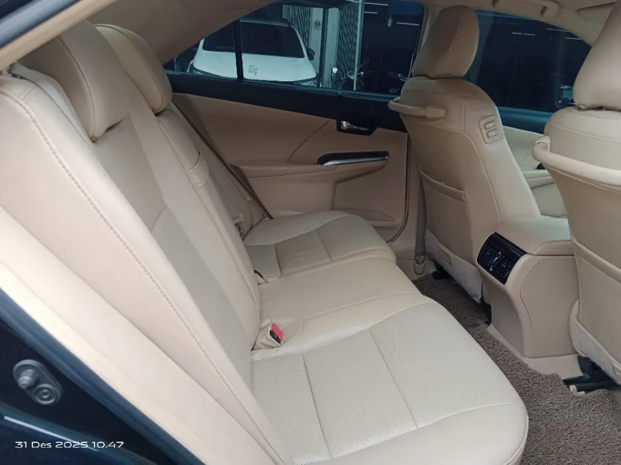 Foto Mobil Bekas Kabin Belakang Toyota Camry Hybrid 2.5 HV tahun 2014