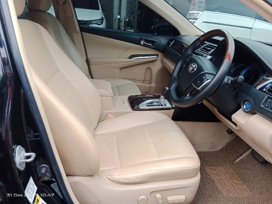 Foto Mobil Bekas Kabin Depan Toyota Camry Hybrid 2.5 HV tahun 2014
