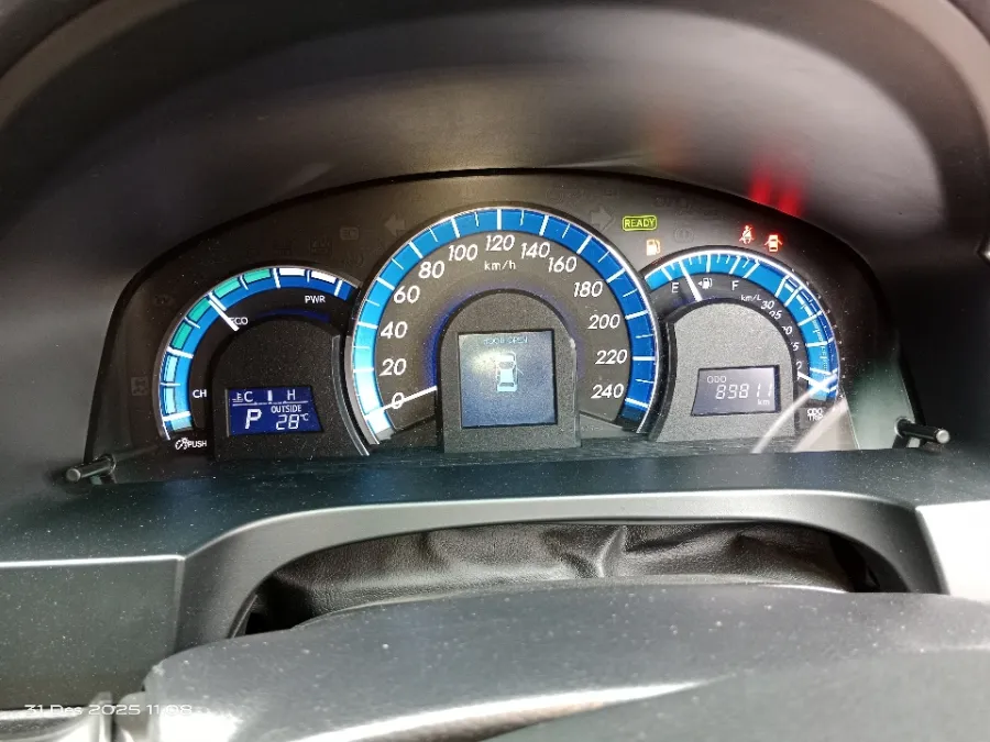 Foto Mobil Bekas Odometer Toyota Camry Hybrid 2.5 HV tahun 2014