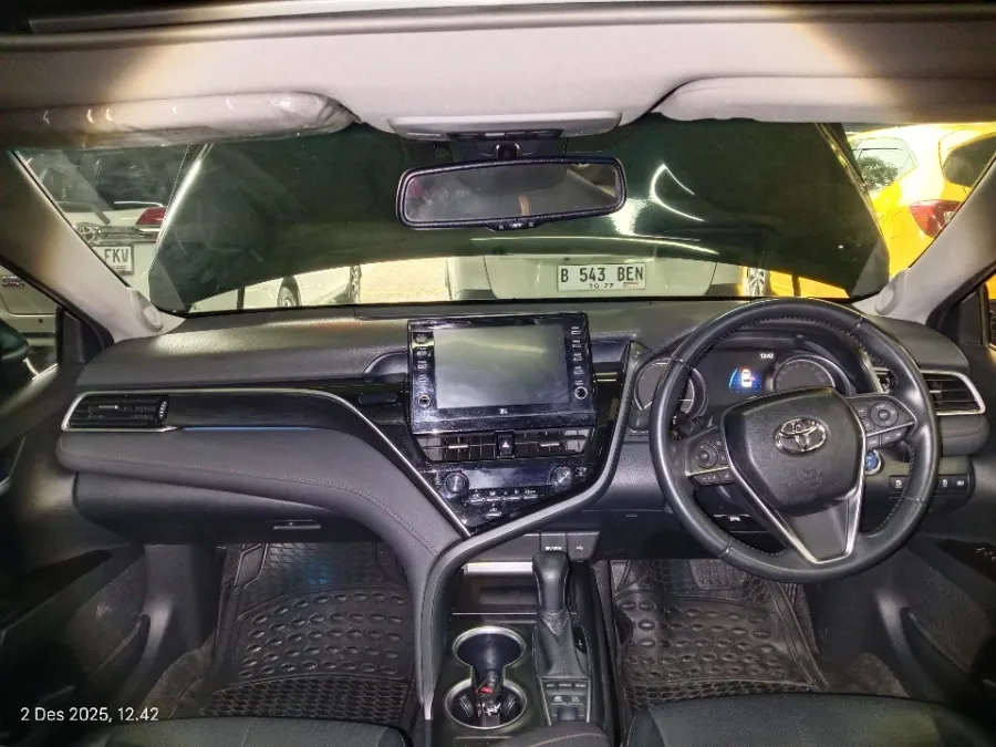 Foto Mobil Bekas Dashboard Toyota Camry Hybrid 2.5 HV tahun 2021