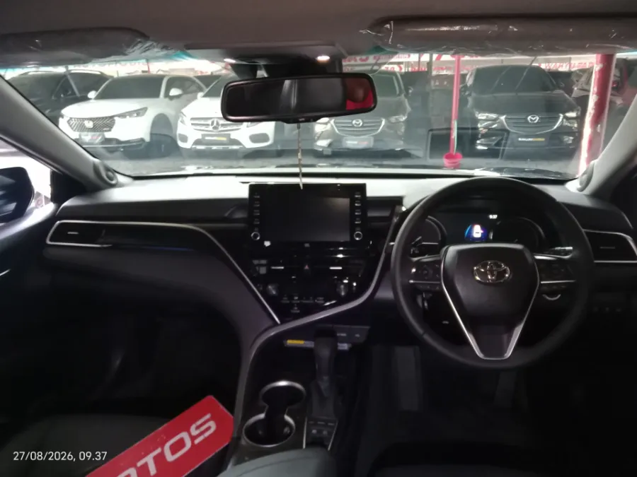 Foto Mobil Bekas Dashboard Toyota Camry Hybrid 2.5 HV tahun 2021