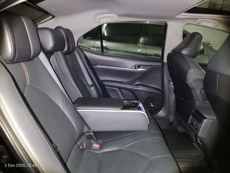 Foto Mobil Bekas Kabin Belakang Toyota Camry Hybrid 2.5 HV tahun 2021