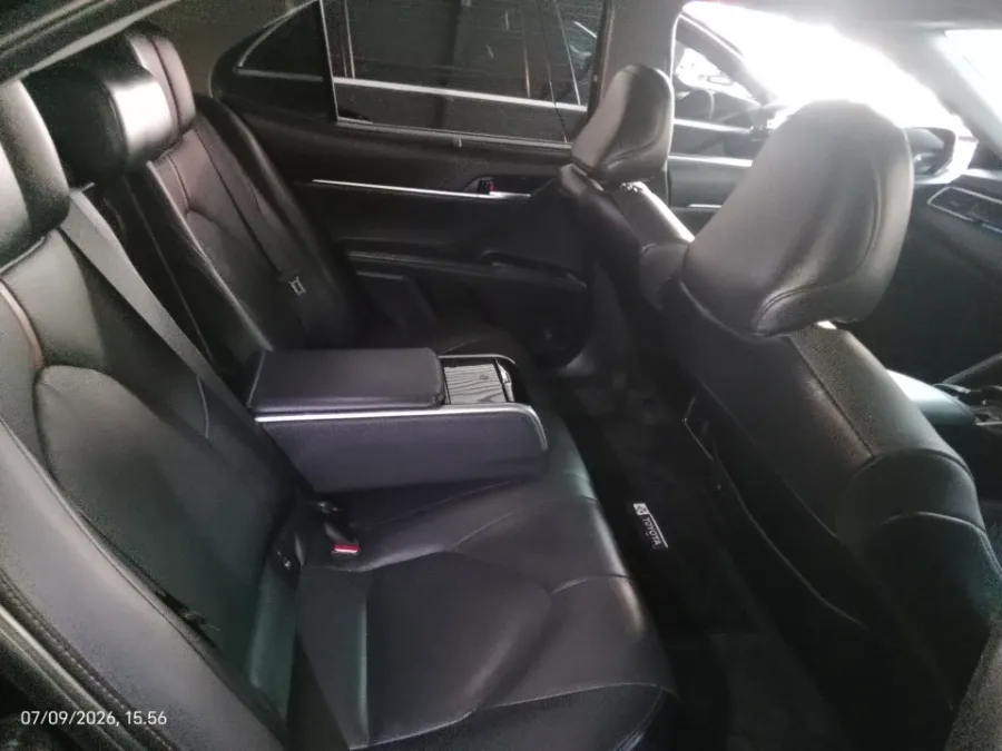 Foto Mobil Bekas Kabin Belakang Toyota Camry Hybrid 2.5 HV tahun 2021