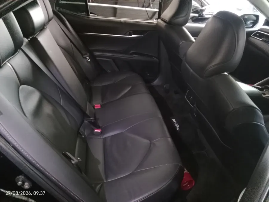 Foto Mobil Bekas Kabin Belakang Toyota Camry Hybrid 2.5 HV tahun 2021