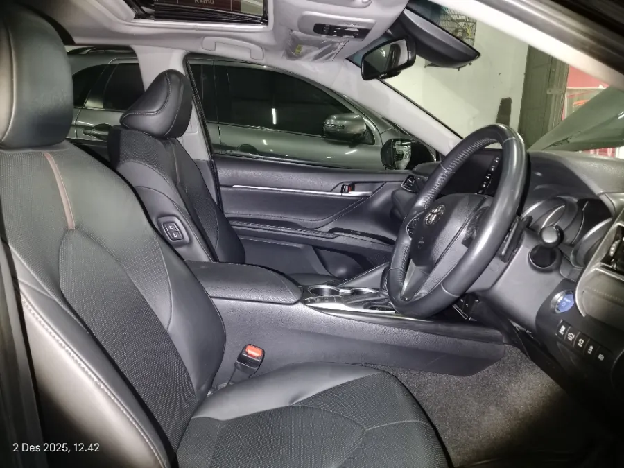 Foto Mobil Bekas Kabin Depan Toyota Camry Hybrid 2.5 HV tahun 2021