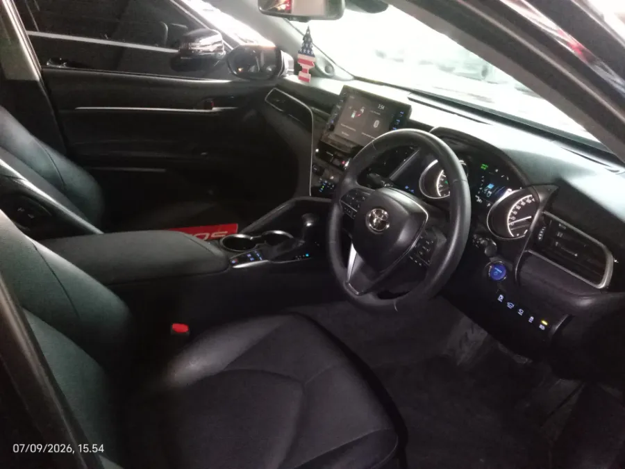 Foto Mobil Bekas Kabin Depan Toyota Camry Hybrid 2.5 HV tahun 2021