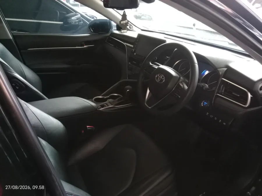 Foto Mobil Bekas Kabin Depan Toyota Camry Hybrid 2.5 HV tahun 2021