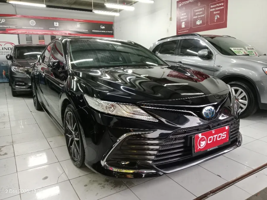 Foto Mobil Bekas Kanan Depan Toyota Camry Hybrid 2.5 HV tahun 2021