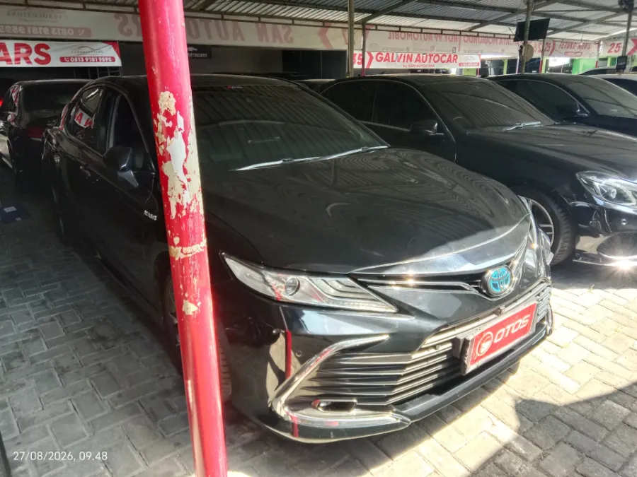 Foto Mobil Bekas Kanan Depan Toyota Camry Hybrid 2.5 HV tahun 2021