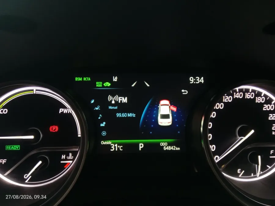 Foto Mobil Bekas Odometer Toyota Camry Hybrid 2.5 HV tahun 2021