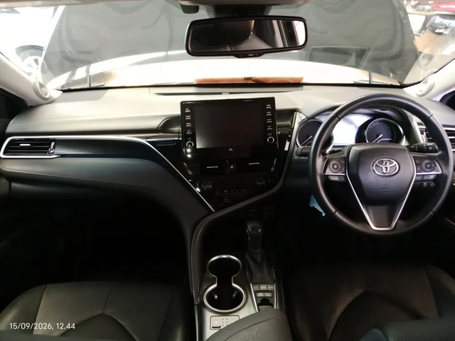 Foto Mobil Bekas Dashboard Toyota Camry Hybrid 2.5 HV tahun 2022