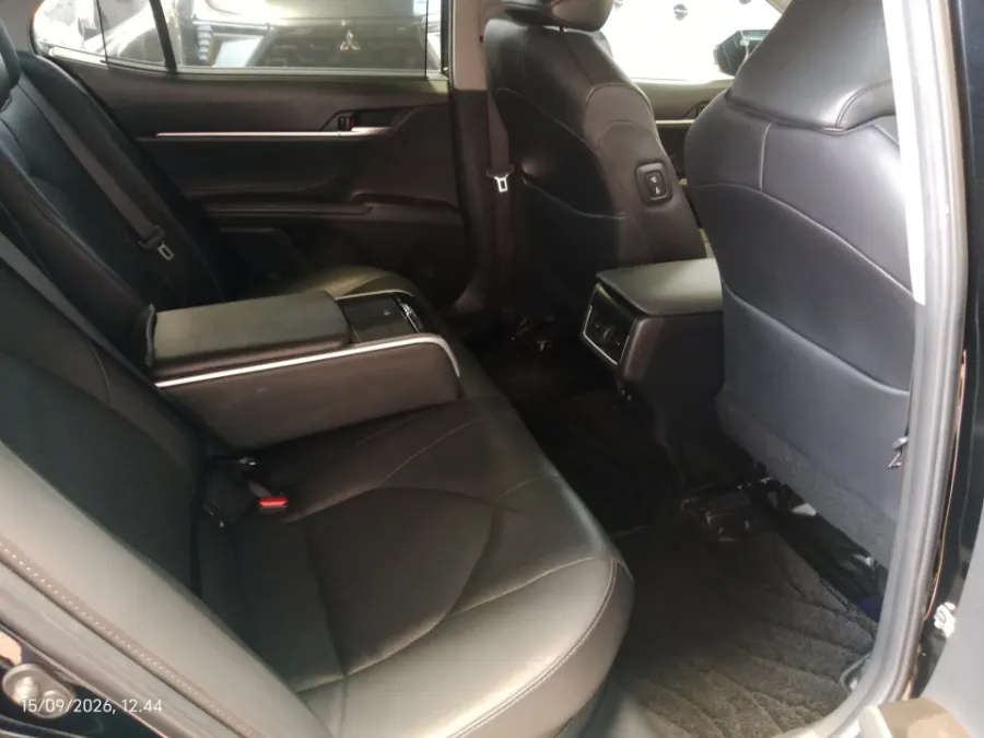 Foto Mobil Bekas Kabin Belakang Toyota Camry Hybrid 2.5 HV tahun 2022
