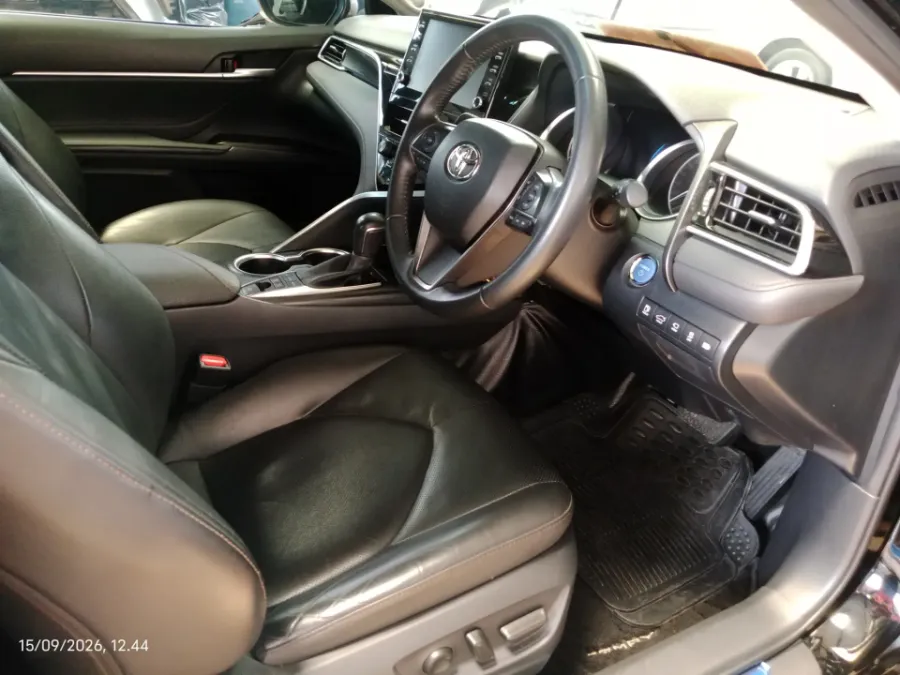 Foto Mobil Bekas Kabin Depan Toyota Camry Hybrid 2.5 HV tahun 2022