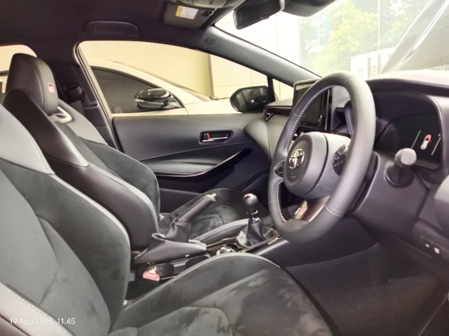 Foto Mobil Bekas Kabin Depan Toyota Corolla 1.6 tahun 2024
