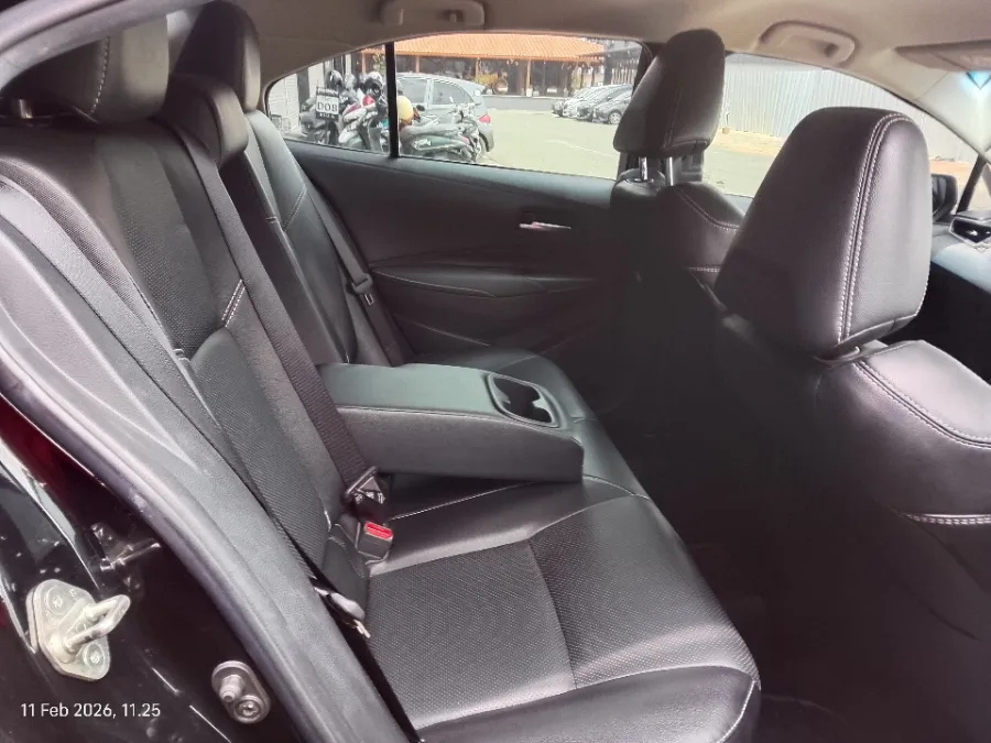Foto Mobil Bekas Kabin Belakang Toyota Corolla Altis 1.8 tahun 2020