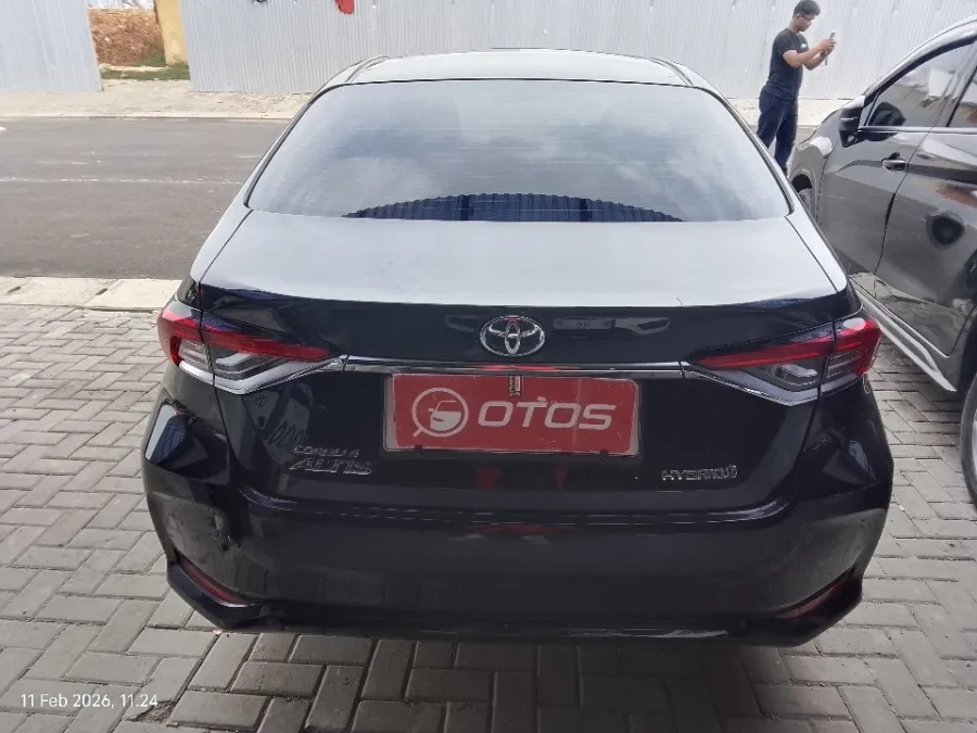 Foto Mobil Bekas Tampak Belakang Toyota Corolla Altis 1.8 tahun 2020