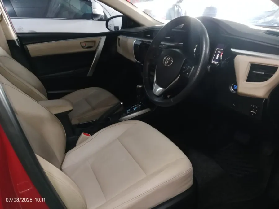 Foto Mobil Bekas Kabin Depan Toyota Corolla Altis 1.8 V tahun 2016