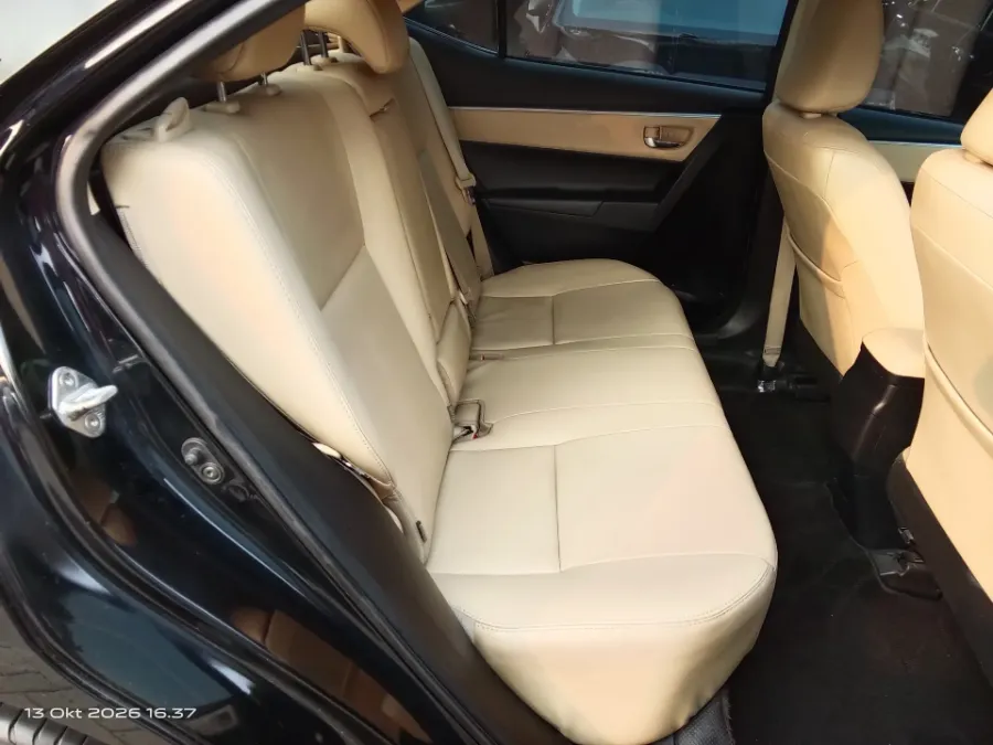 Foto Mobil Bekas Kabin Belakang Toyota Corolla Altis 1.8 V tahun 2017