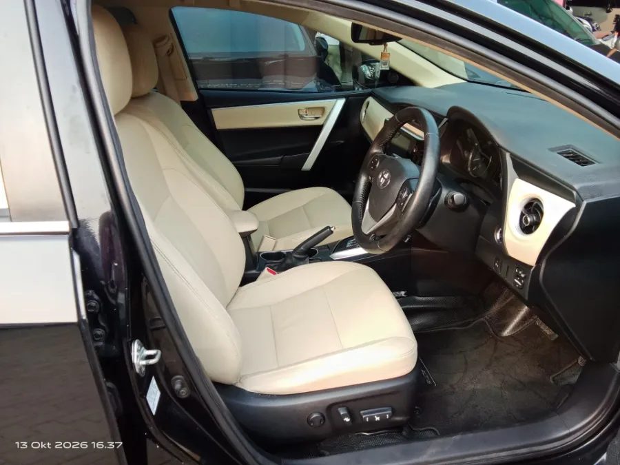 Foto Mobil Bekas Kabin Depan Toyota Corolla Altis 1.8 V tahun 2017