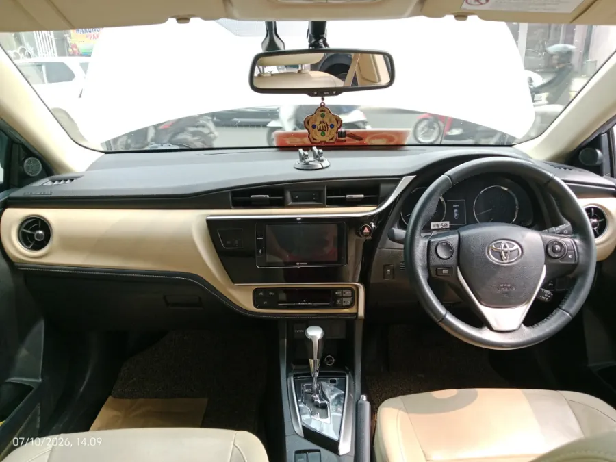 Foto Mobil Bekas Dashboard Toyota Corolla Altis 1.8 V tahun 2018