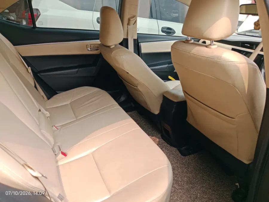Foto Mobil Bekas Kabin Belakang Toyota Corolla Altis 1.8 V tahun 2018