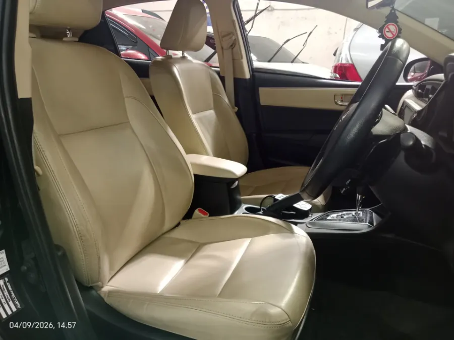 Foto Mobil Bekas Kabin Depan Toyota Corolla Altis 1.8 V tahun 2018