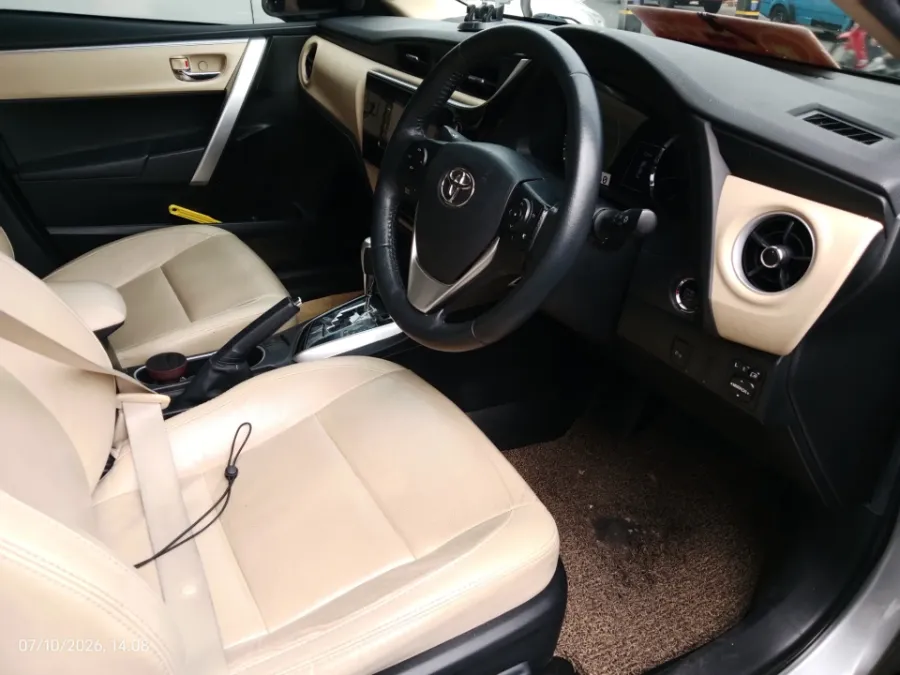 Foto Mobil Bekas Kabin Depan Toyota Corolla Altis 1.8 V tahun 2018