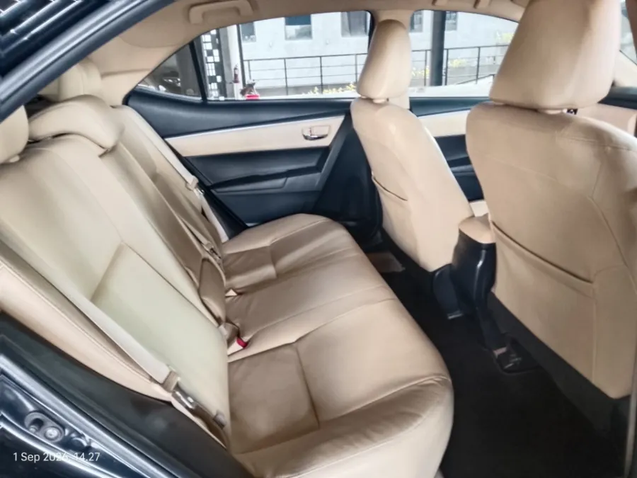Foto Mobil Bekas Kabin Belakang Toyota Corolla Altis 1.8 V tahun 2019