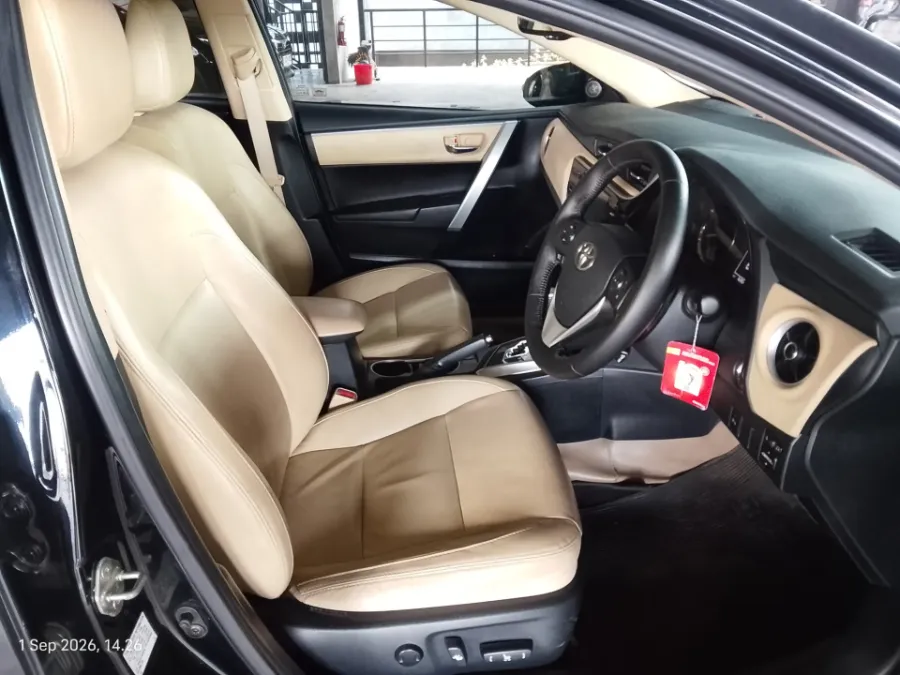 Foto Mobil Bekas Kabin Depan Toyota Corolla Altis 1.8 V tahun 2019