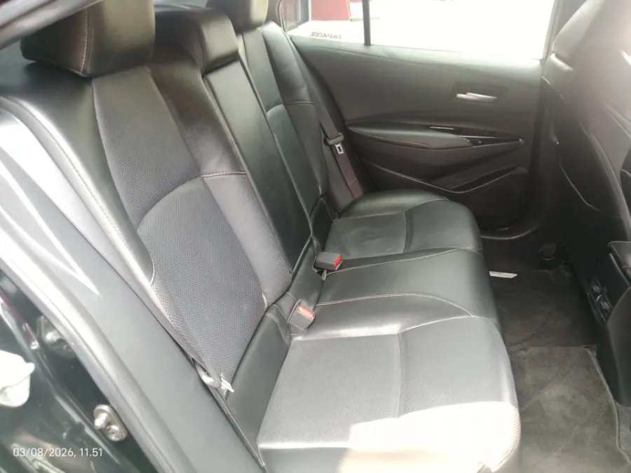 Foto Mobil Bekas Kabin Belakang Toyota Corolla Altis 1.8 V tahun 2021