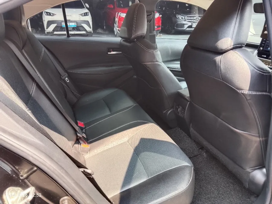 Foto Mobil Bekas Kabin Belakang Toyota Corolla Altis HEV 1.8 HEV tahun 2020
