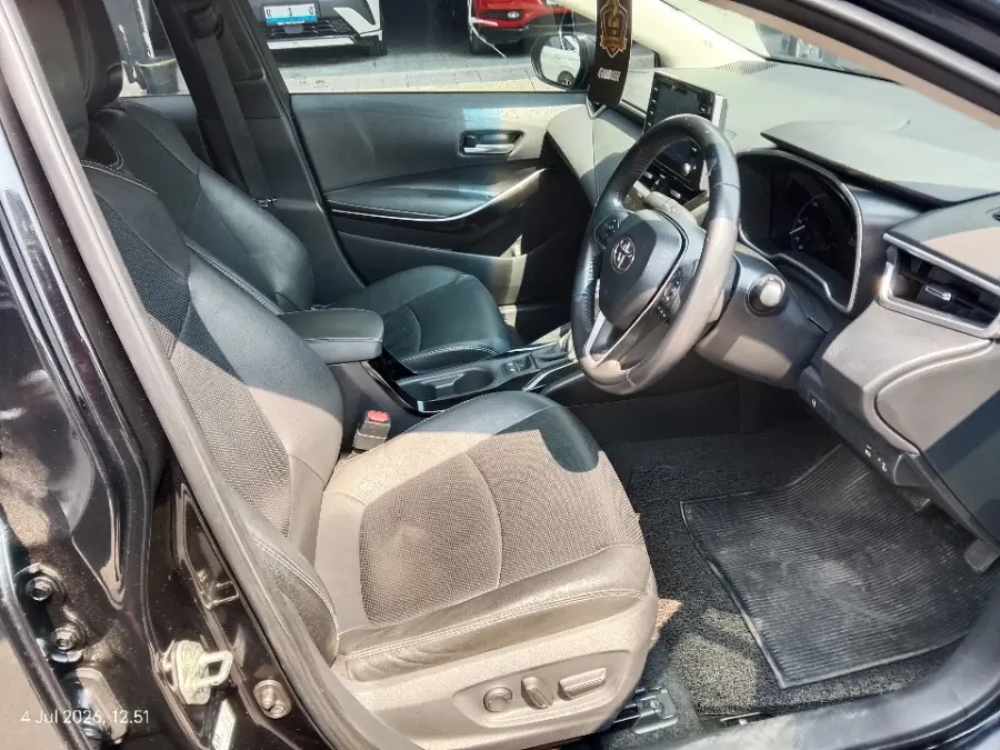 Foto Mobil Bekas Kabin Depan Toyota Corolla Altis HEV 1.8 HEV tahun 2020