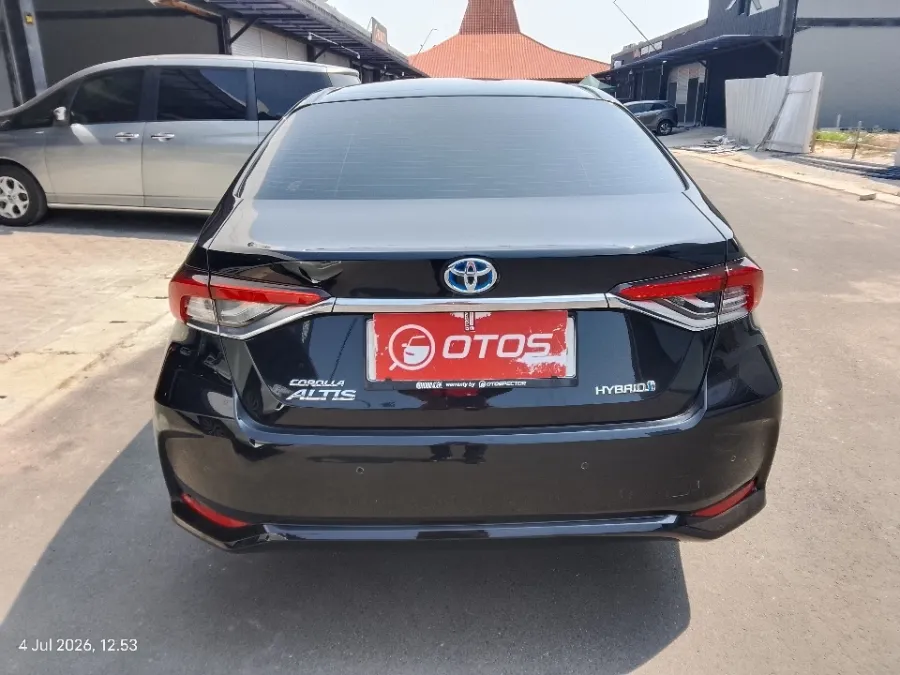 Foto Mobil Bekas Tampak Belakang Toyota Corolla Altis HEV 1.8 HEV tahun 2020