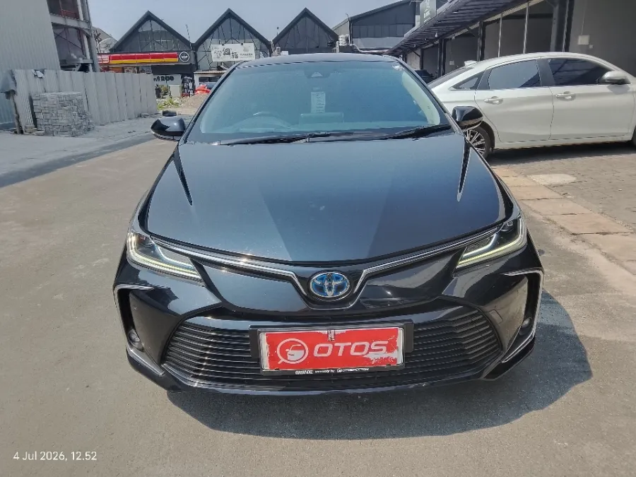 Foto Mobil Bekas Tampak Depan Toyota Corolla Altis HEV 1.8 HEV tahun 2020