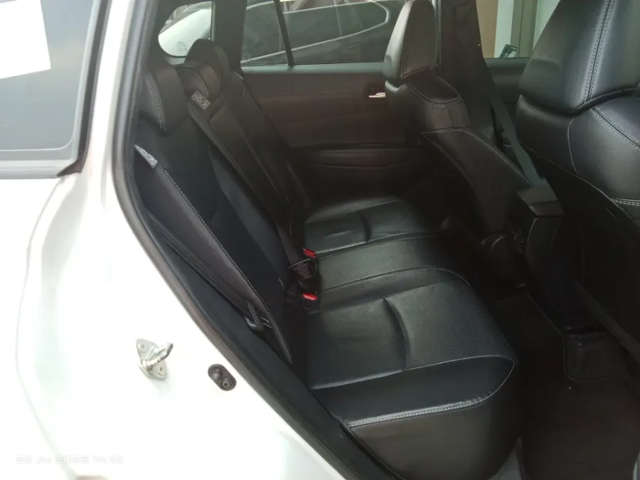 Foto Mobil Bekas Kabin Belakang Toyota Corolla Cross 1.8 tahun 2020