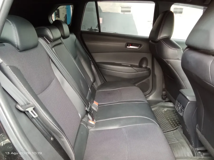 Foto Mobil Bekas Kabin Belakang Toyota Corolla Cross 1.8 tahun 2020