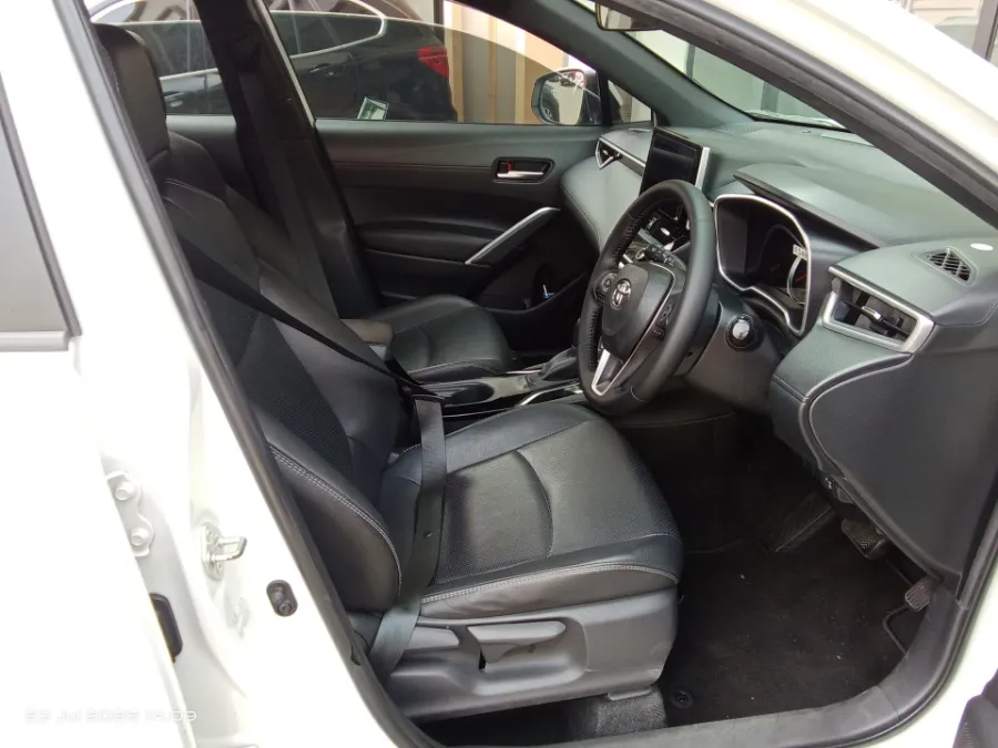Foto Mobil Bekas Kabin Depan Toyota Corolla Cross 1.8 tahun 2020