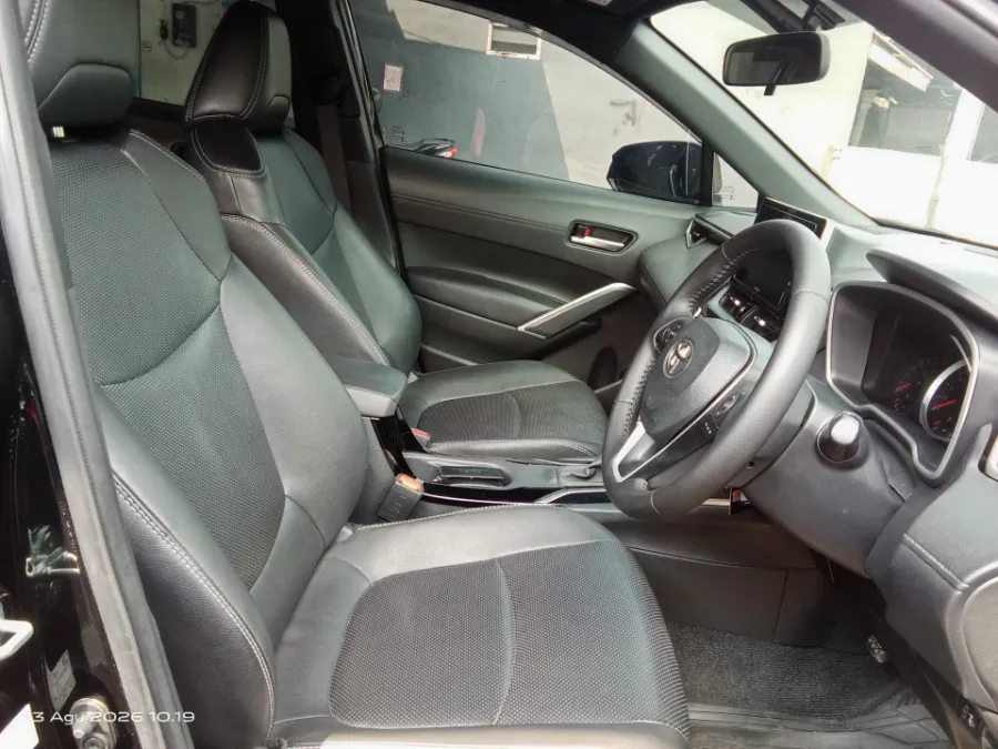 Foto Mobil Bekas Kabin Depan Toyota Corolla Cross 1.8 tahun 2020